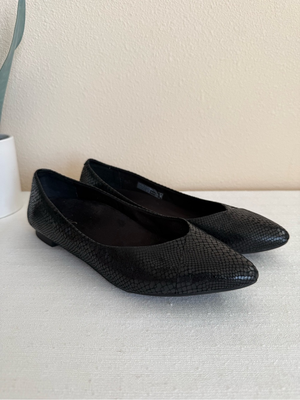 Vionic Black Textured Pointed Toe Women’s Flats